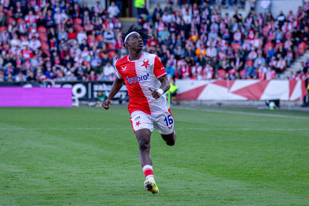 Slavia porazila Liberec, zápas ovšem zavání ostudou. Hlavní sudí ho totálně nezvládl