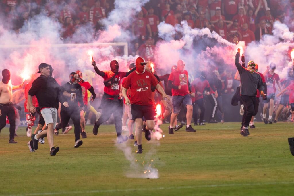 Skvělý zápas Slavii “prohráli“ fanoušci. Klub z Edenu má ostudu celoevropského charakteru