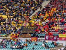 Dukla vstoupila do Chance Národní Ligy vítězně. Trenér Šustr podporoval svůj tým z kotle