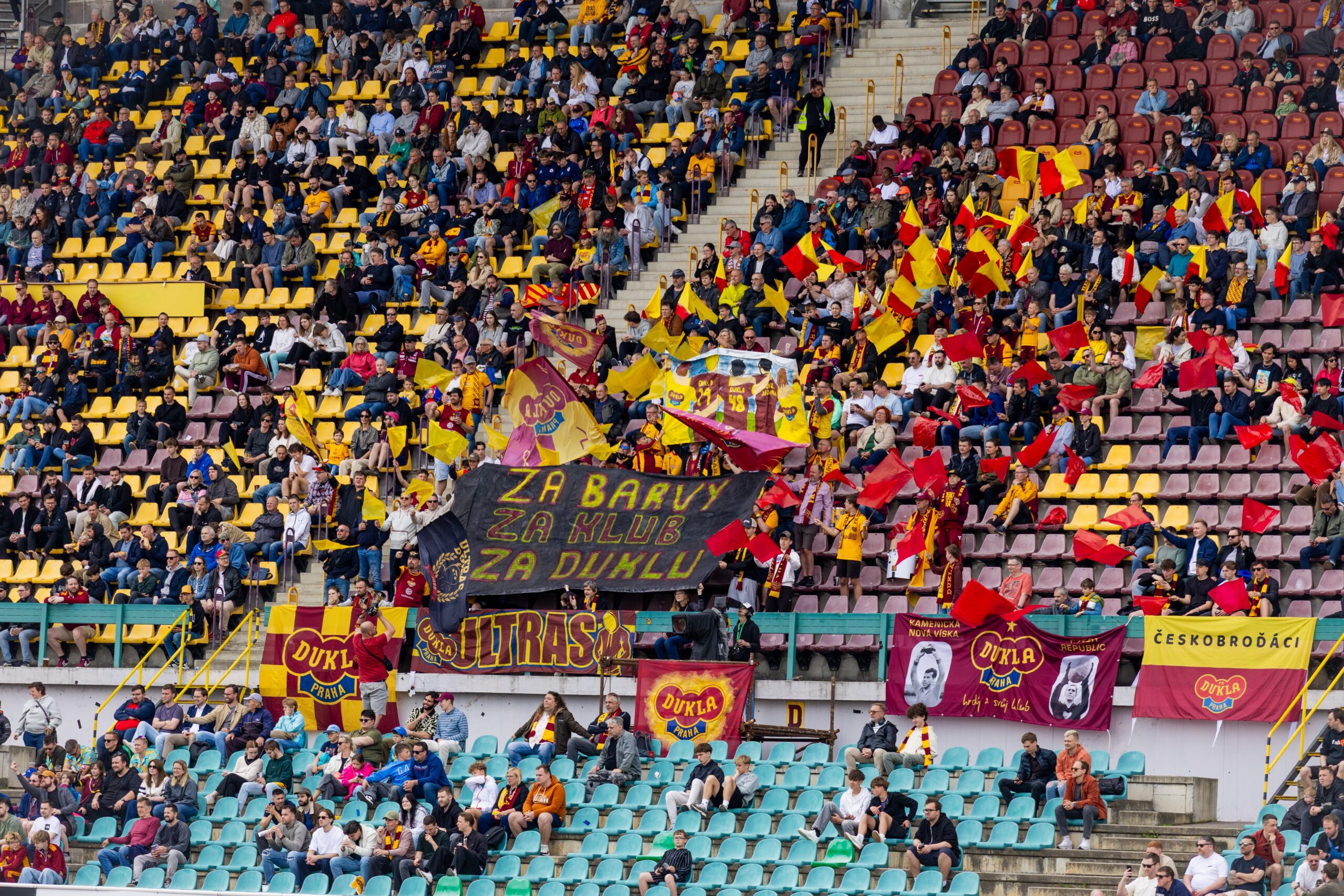 Dukla vstoupila do Chance Národní Ligy vítězně. Trenér Šustr podporoval svůj tým z kotle