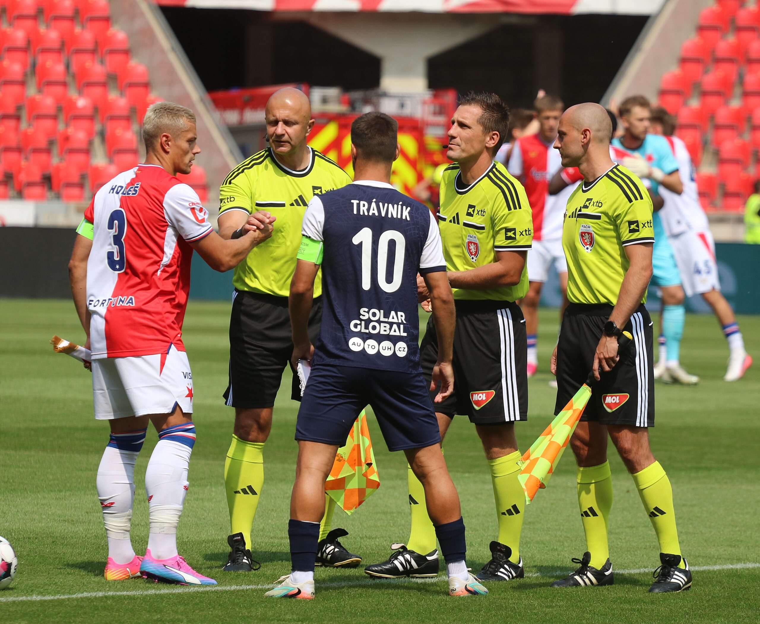 Sudí v hledáčku: diskutabilní situace na Slavii. Jak to bylo s červenými kartami a penaltou?