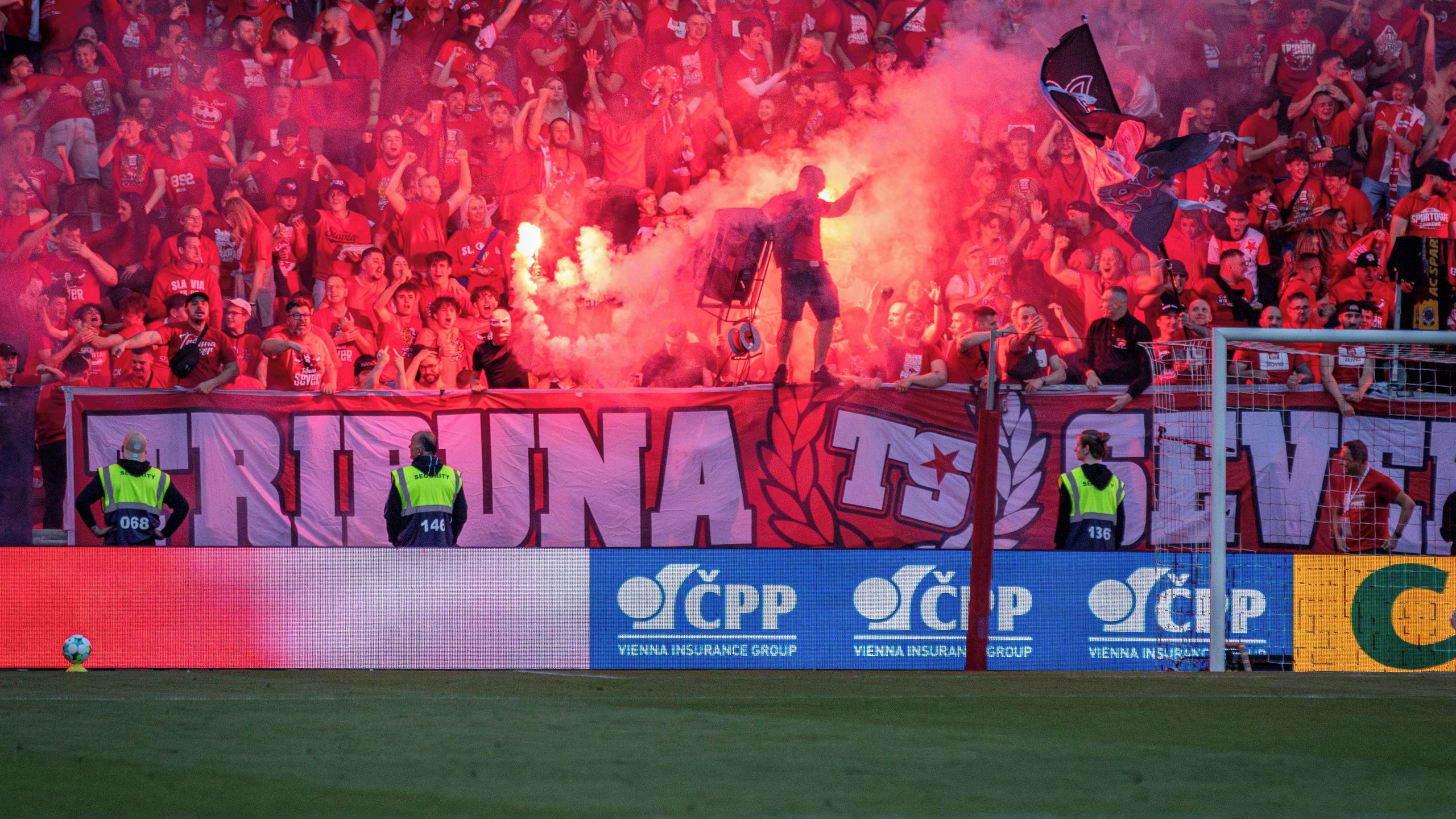 Opatření v Edenu: klub vychází fans vstříc, všechny přesto neuspokojí. Politici chystají celoplošné zákazy