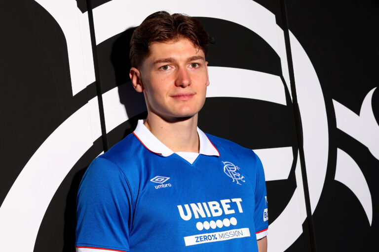O tři centimetry vyšší než Schick. Kdo je Ryan Naderi, budoucí „kladivo“ české reprezentace?
