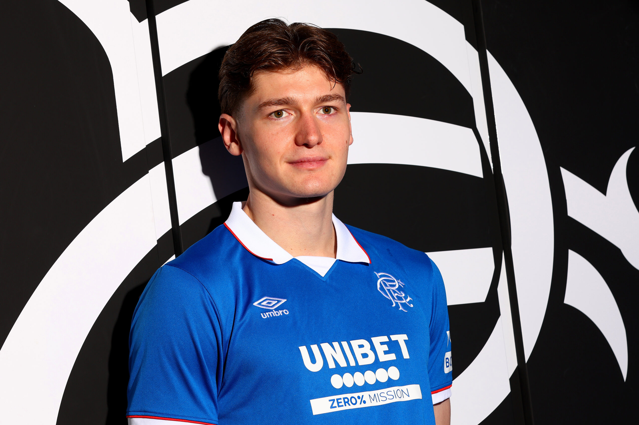 O tři centimetry vyšší než Schick. Kdo je Ryan Naderi, budoucí „kladivo“ české reprezentace?
