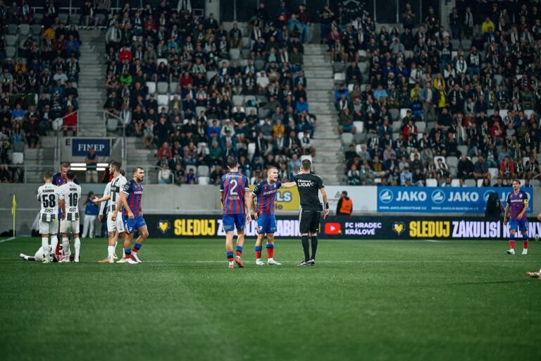 Sudí v hledáčku: Hodně přísné červené i ofsajd, co nakonec nebyl. Dva zápasy a tolik sporných momentů