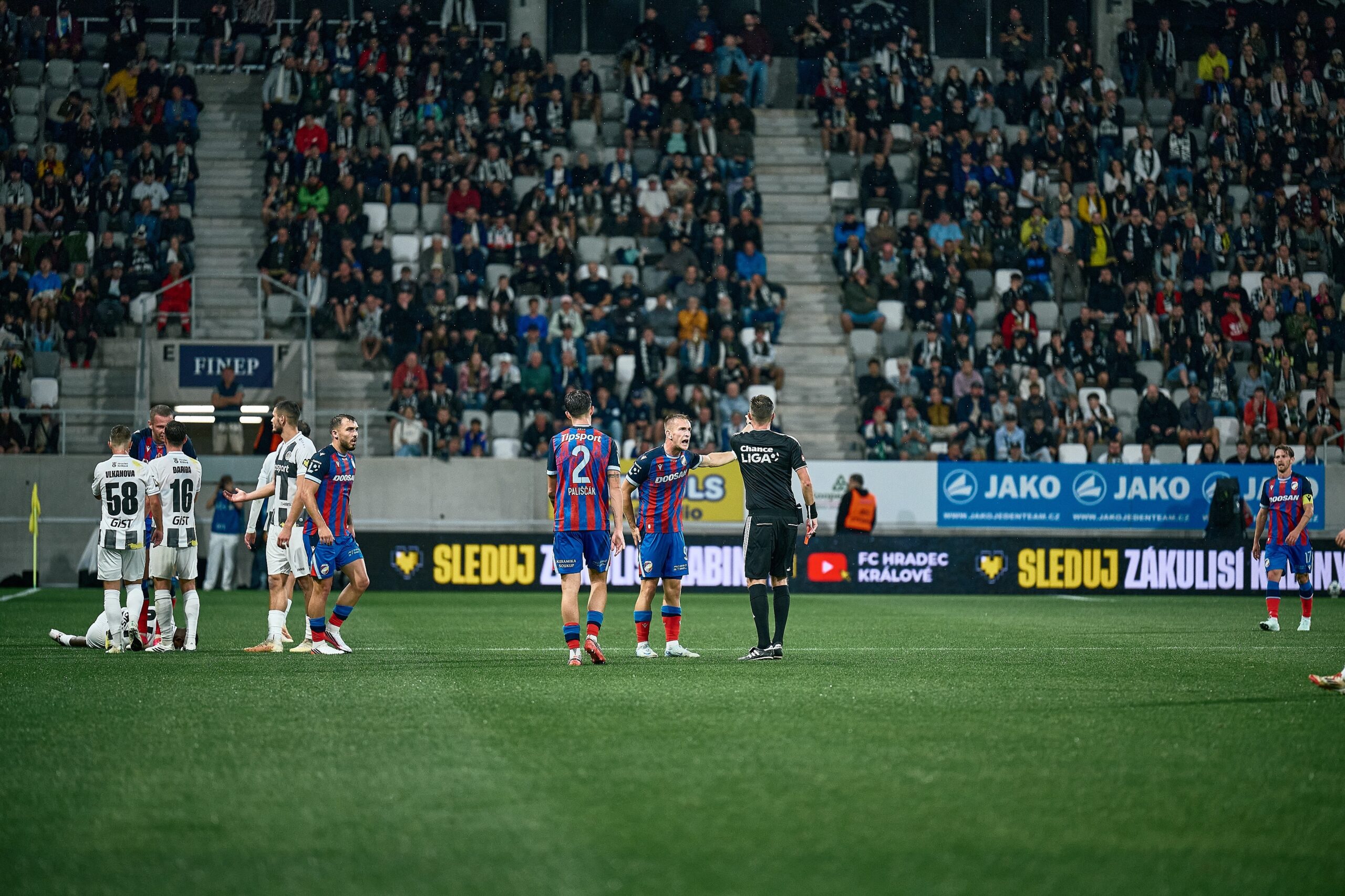 Sudí v hledáčku: Hodně přísné červené i ofsajd, co nakonec nebyl. Dva zápasy a tolik sporných momentů