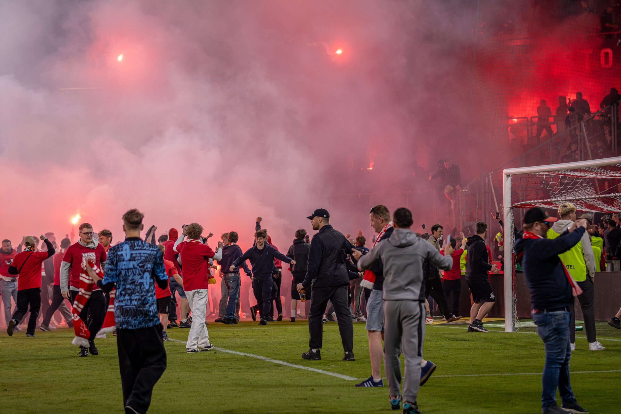 Vyhrožování či krádež mezi fanoušky? Běžná věc, která se většinou neřeší. Kamery nezabrání incidentům na stadionech