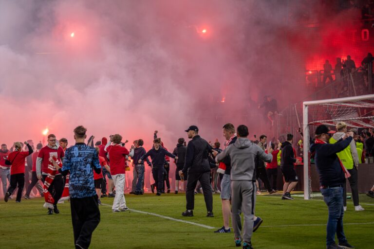 Pyrotechnika jako trestný čin: stadiony míří k anglickému modelu ticha