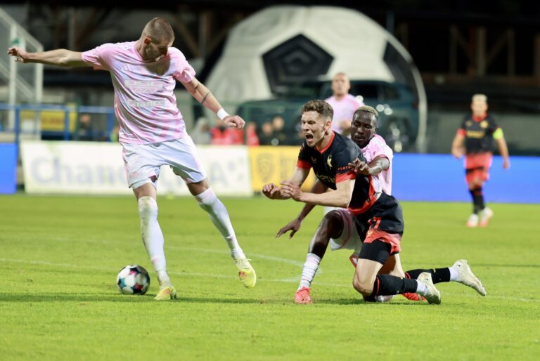 Slavia dobila zlínskou Letnou. Zápas se chvíli proměnil v bitvu