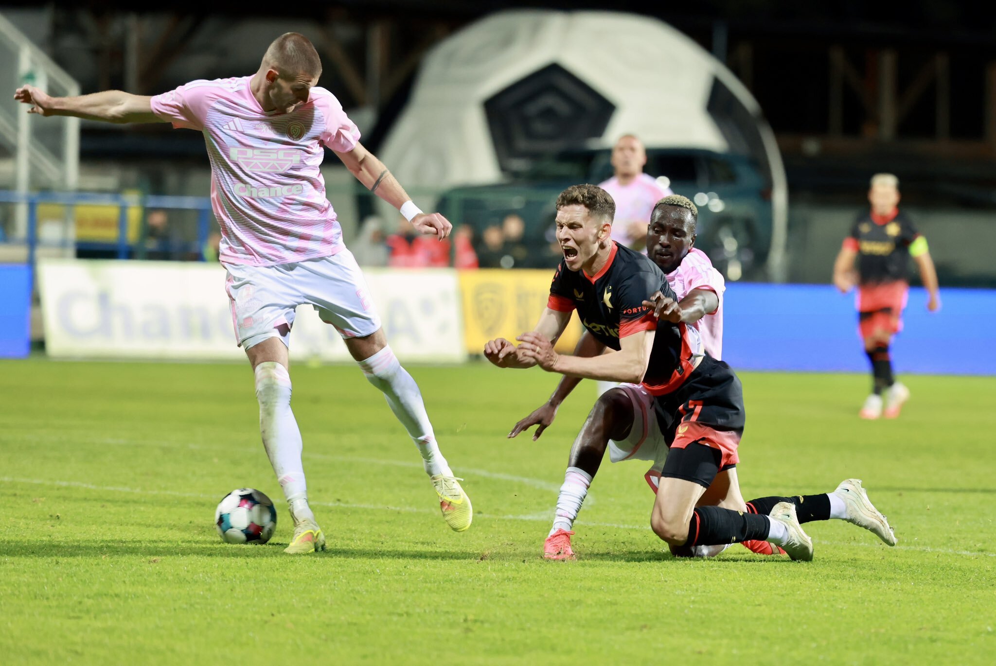 Slavia dobila zlínskou Letnou. Zápas se chvíli proměnil v bitvu